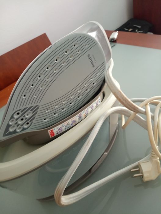 Ferro de engomar a vapor com caldeira	Philips 2000 series			Como novo!
