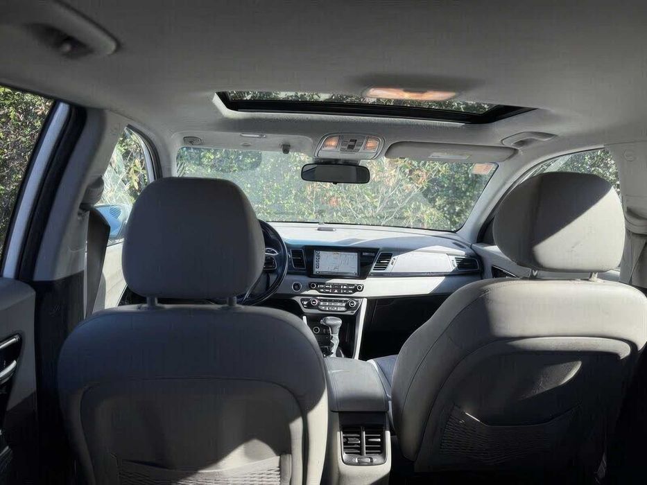 Kia Niro Hybrid      2017