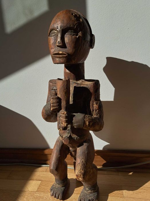 Figura africana muito antiga. Africa. Tribal.
