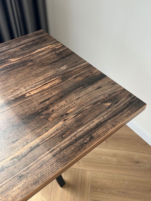 Стіл з металевим каркасом