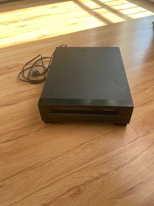 Odtwarzacz VHS HQ Otake na kasety. HQ Otake VHS cassette player.
