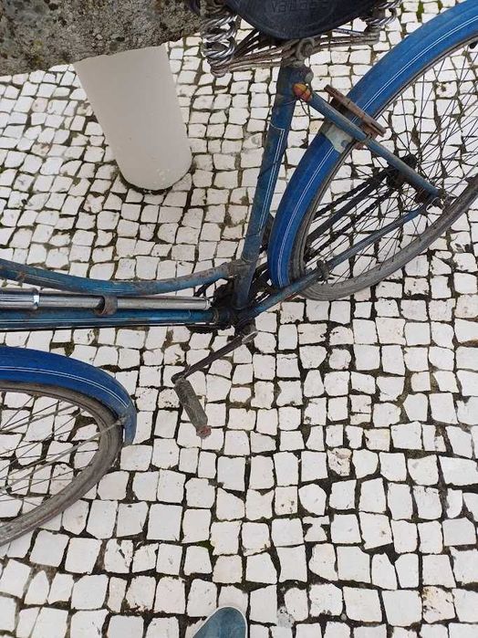 Bicicleta antiga quadro de senhora