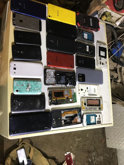 Лот телефонів сенсорні і є кнопкові