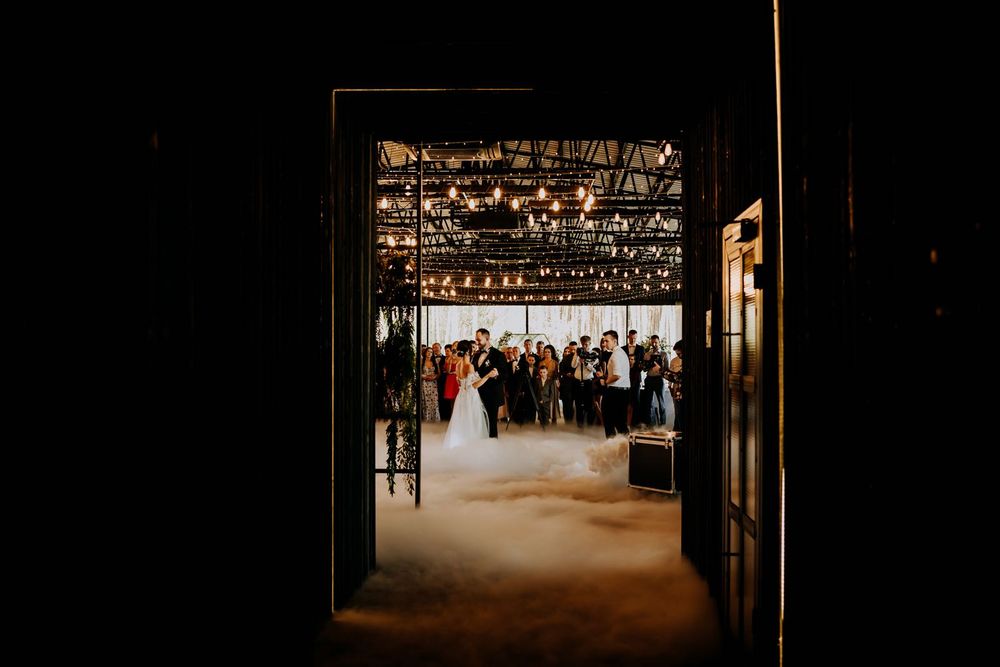 Ciężki dym na pierwszy taniec, taniec w chmurach / fontanny iskier