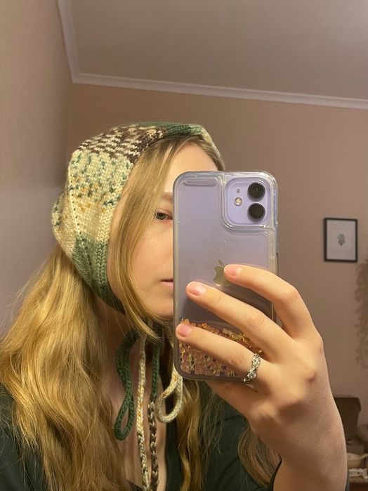 Зелений різнокольоровий чепчик на завʼязках