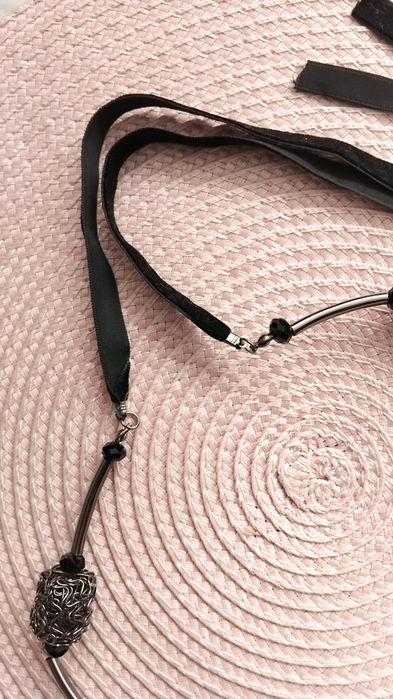 Metalowy naszyjnik choker z aksamitką.