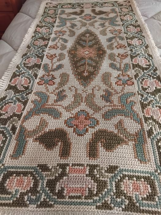Tapete d Arraiolos português .Exclente estado.  Medidas Comprimento 145 cm  Largura 70 cm.
