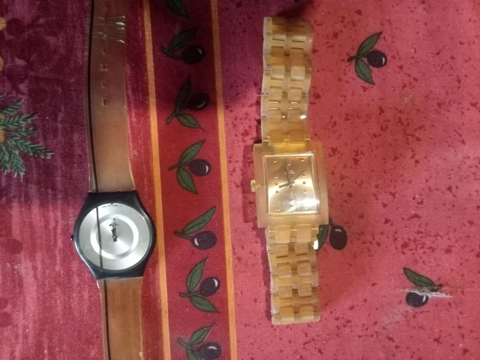 Dois relógios da marca Swatch, usados mas em perfeito estado.