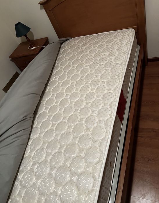 Quarto completo (cama solteiro, armario, mesa de cabeceira, comoda)