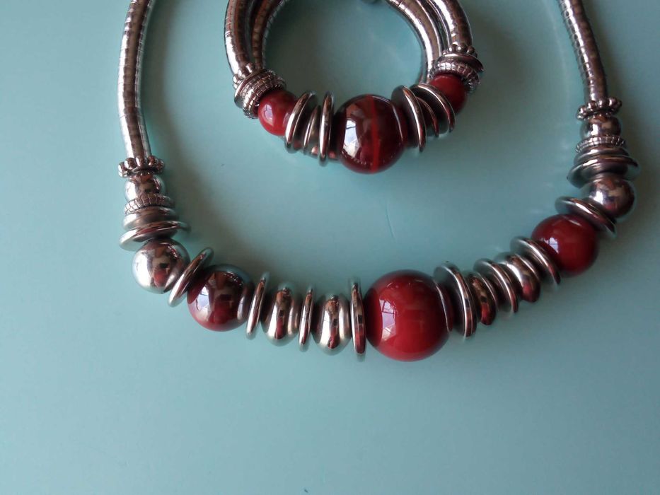 Conjunto de colar e pulseira, usados