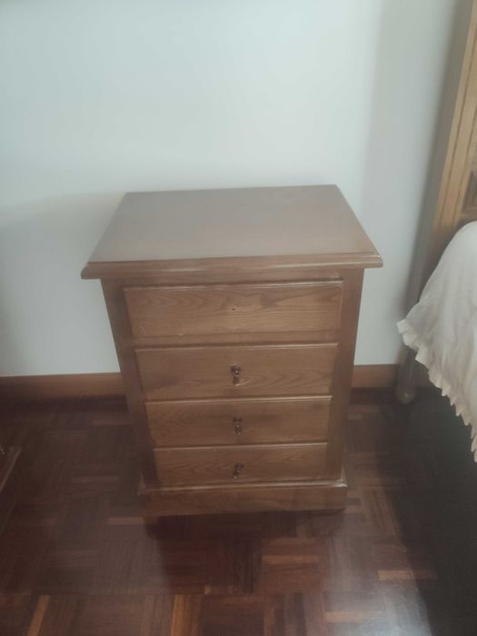 Roupeiro, mesa de cabeceira e cama individual (ofereço colchão)