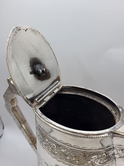 Posrebrzany dzbanek do kawy