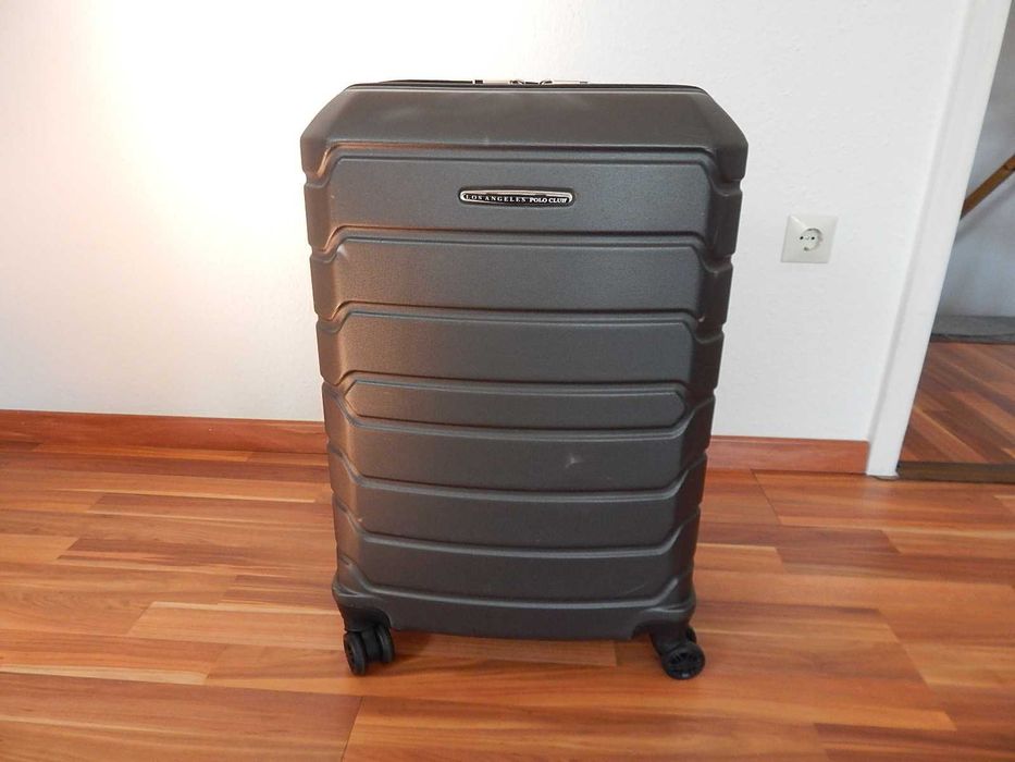 Дорожный чемодан на колесах