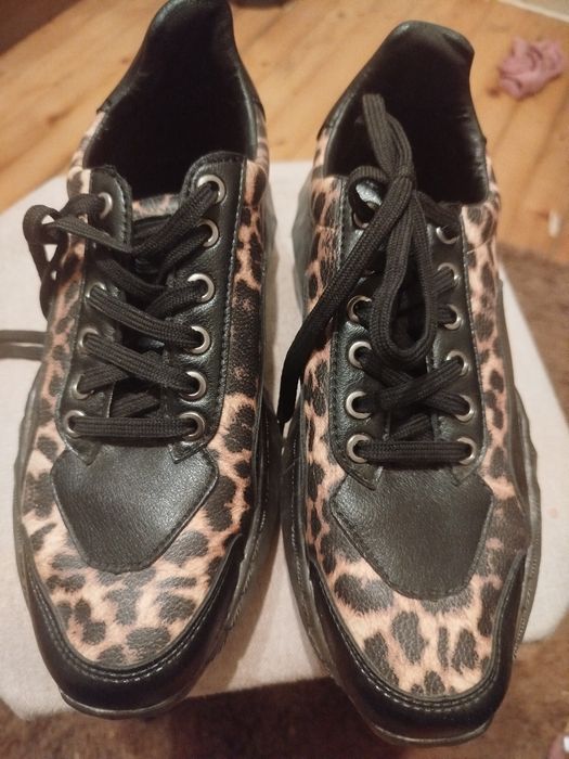 Шкіряні моднячі кросівки Stilli  39 розмір