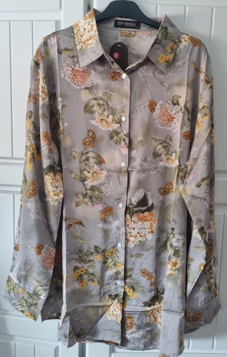 Camisa de manga comprida, acetinada, cinza com flores. XL