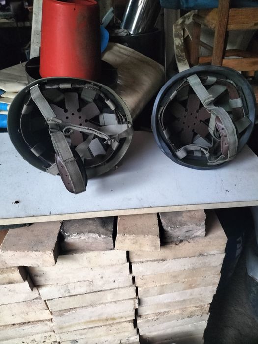 2 capacetes franceses