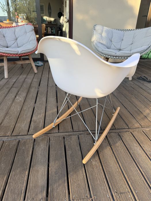 Cadeira de baloiço estilo Charles Eames