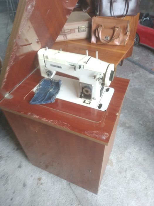 Maszyna do szycia predom łucznik 451 PRL z szafką