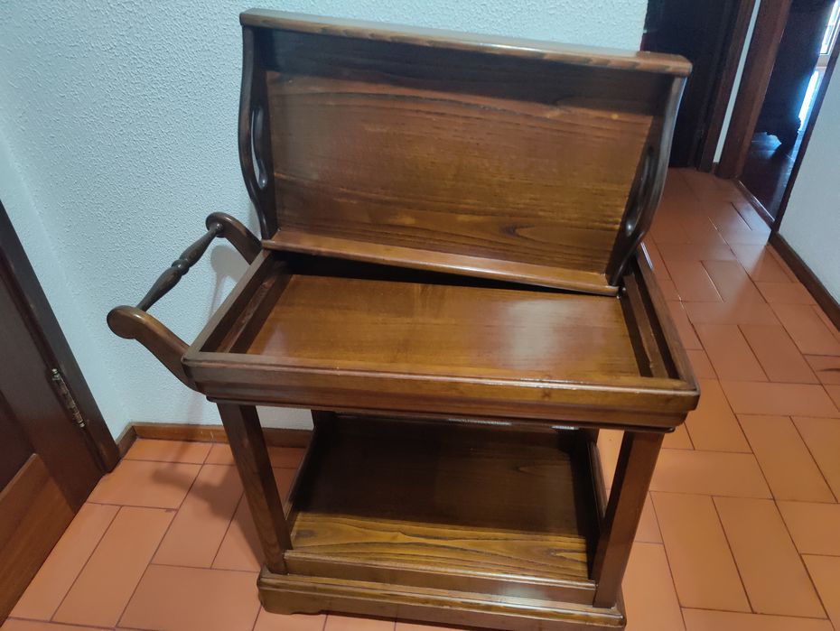 Carrinho de bebidas em castanho maciço