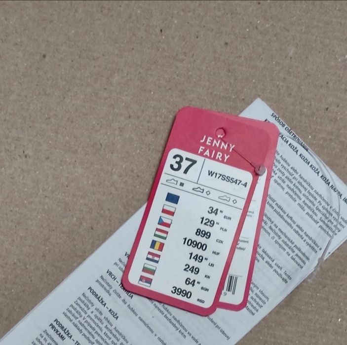 Czerwone sandałki na słupku