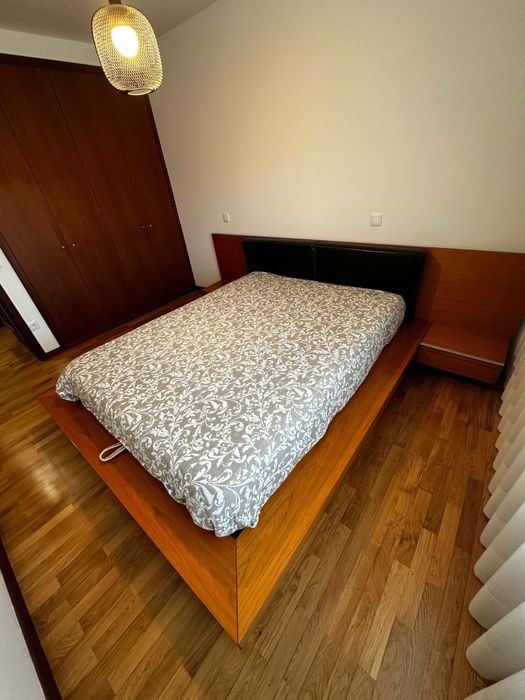 Cama com mesinhas de cabeceira LAS KASAS