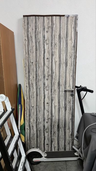 Lã ultra acustic com prefis e uma porta