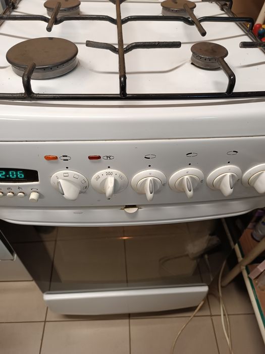 Kuchnia gazowo - elektryczna w dobrym stanie.