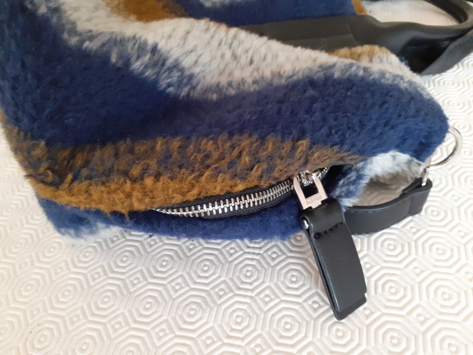 Mala Parfois em pelo azul, cinza e castanho claro