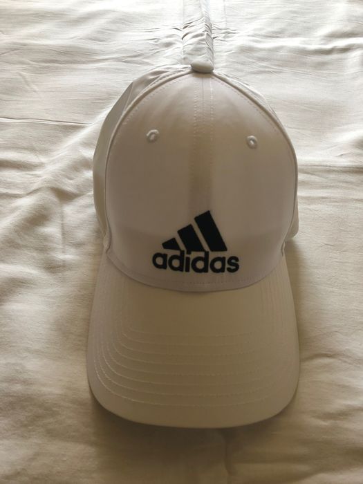 Chapéu branco (Adidas)