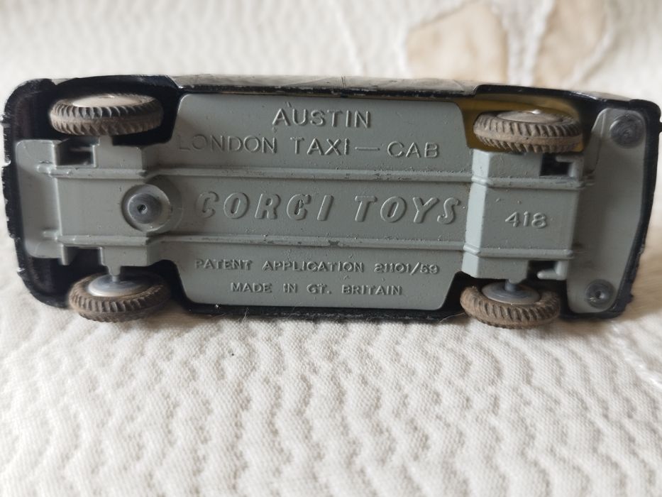 Corgi toys modelo 418 representando um táxi londrino Austin