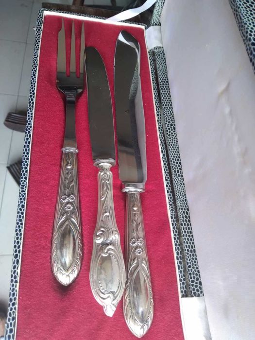 Talheres de trinchar com cabo de prata.