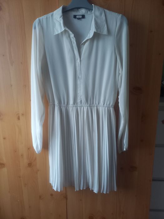 Elegancka beżowa sukienka