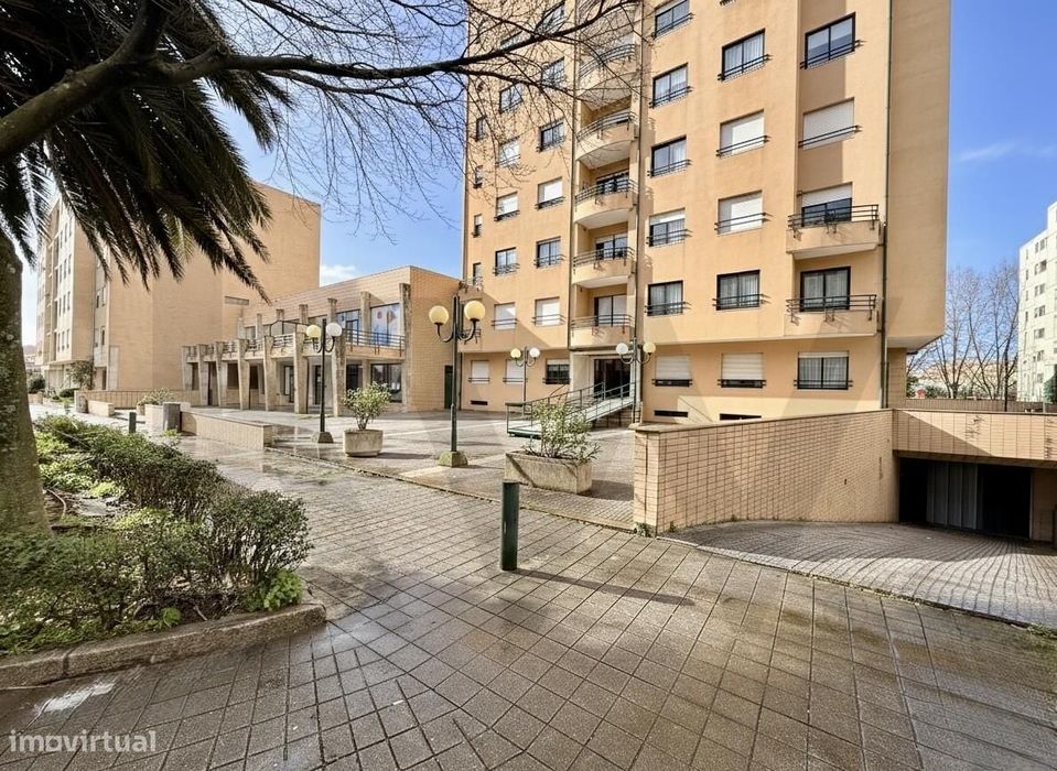 Excelente Apartamento T3 em Ramalde, Porto – 8º Andar com Varanda e Ga