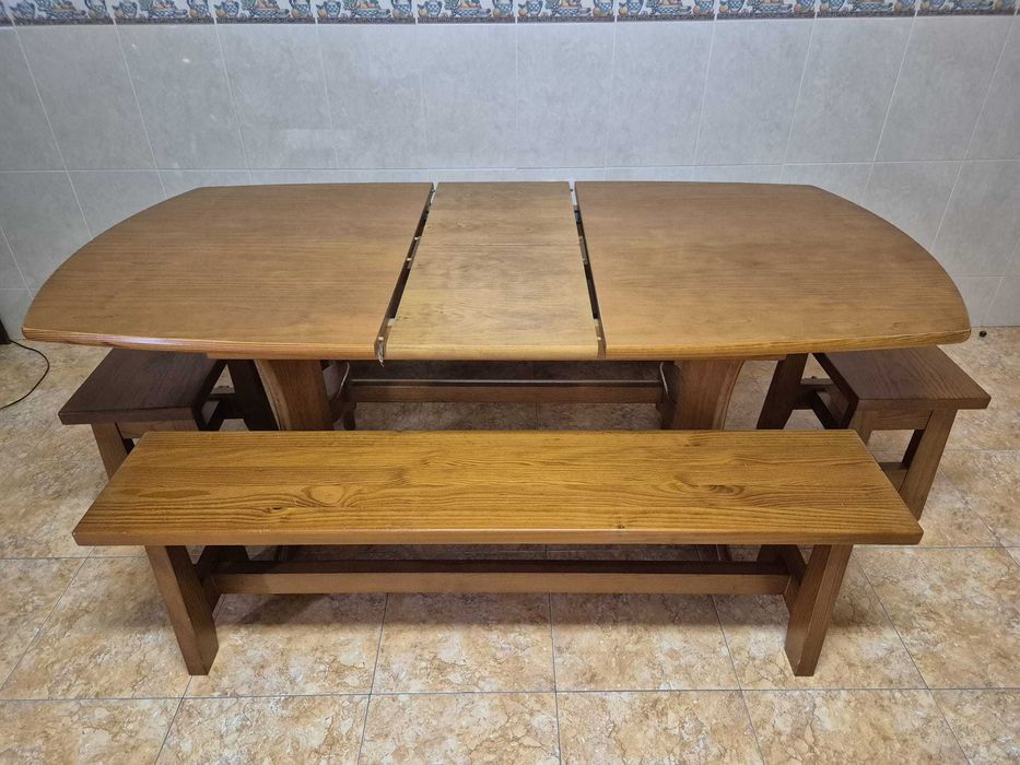 Mesa de refeição com 4 bancos