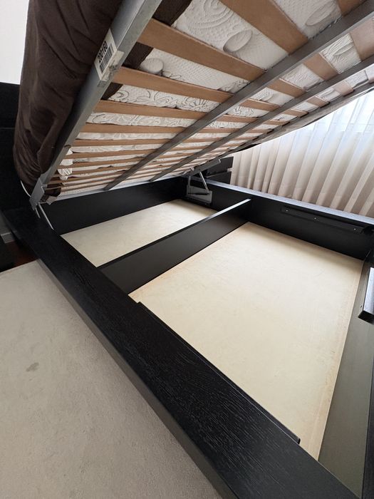 Cama de casal com sistema elevatório e duas mesinhas cabeceira