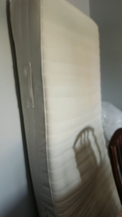Cama solteiro com colchão  em bom estado
