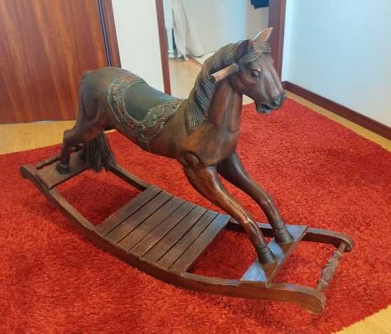 Cavalo de baloiço em madeira lacada