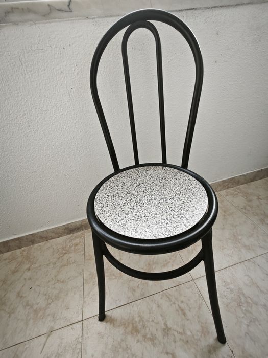 Mesa Com Tampo em Pedra e 2 Cadeiras