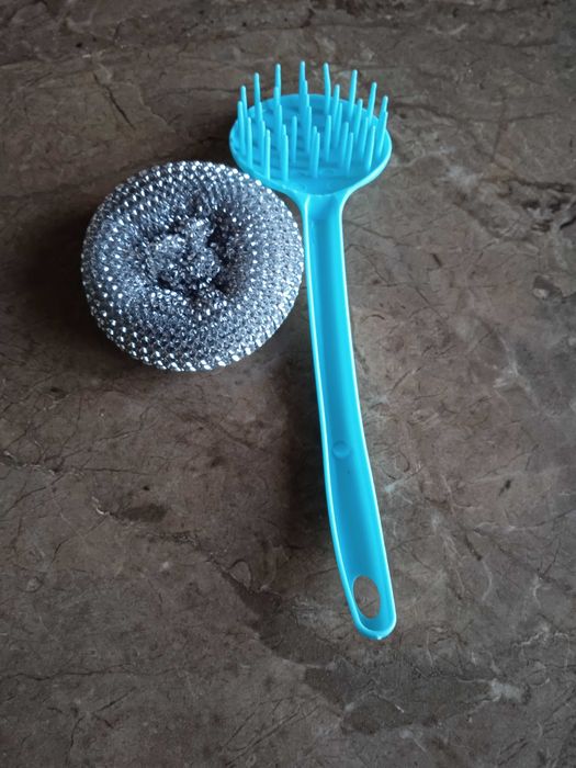 Щётка с длиной ручкой и со съёмной нержавеющей губкой.