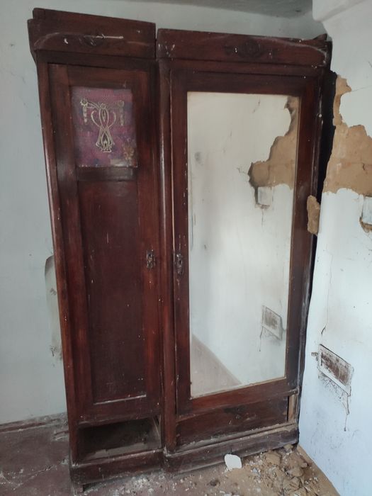 Старинный деревянный шкаф с зеркалом