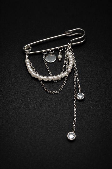 Сучасна брошка.