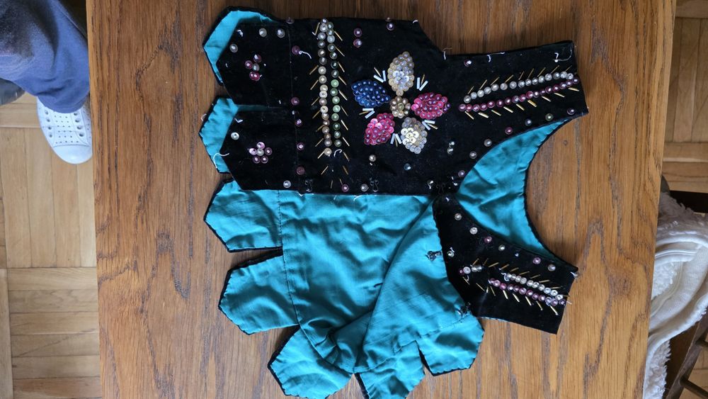 Serdaczek wyszywany cekinami