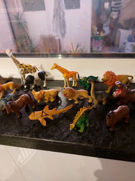 Vários animais de coleção em miniatura