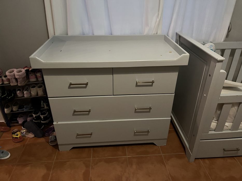 Berço para bebé com armario. cama de bebé