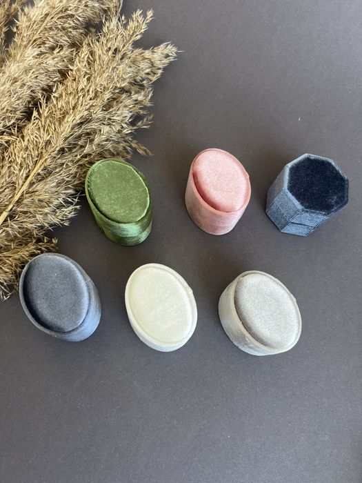 Оксамитова коробочка для весільних обручок, каблучки, сережок