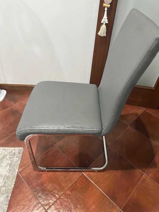 8 cadeiras Ecopele Cinzentas e Brancas