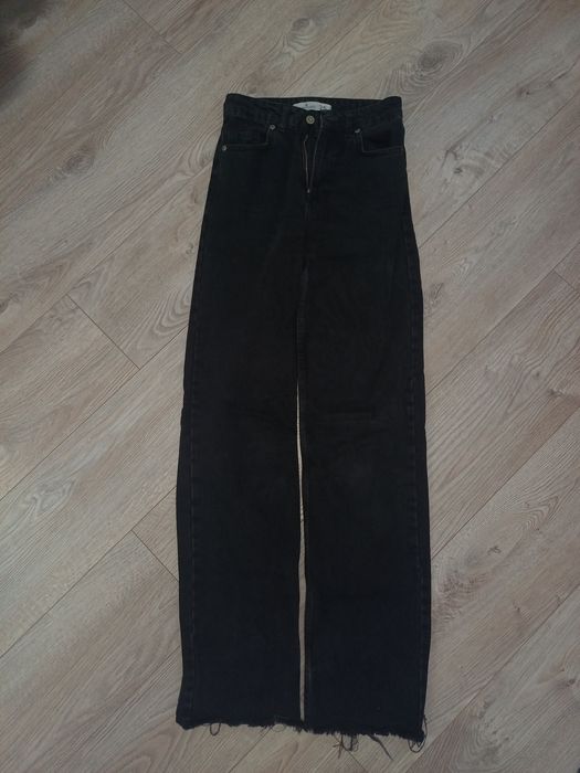 прямі чорні джинси