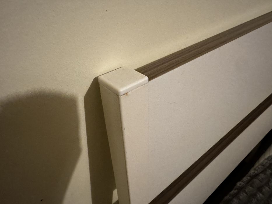 Cama de casal + 1x mesa de cabeceira Conforama + Colchão Novilla