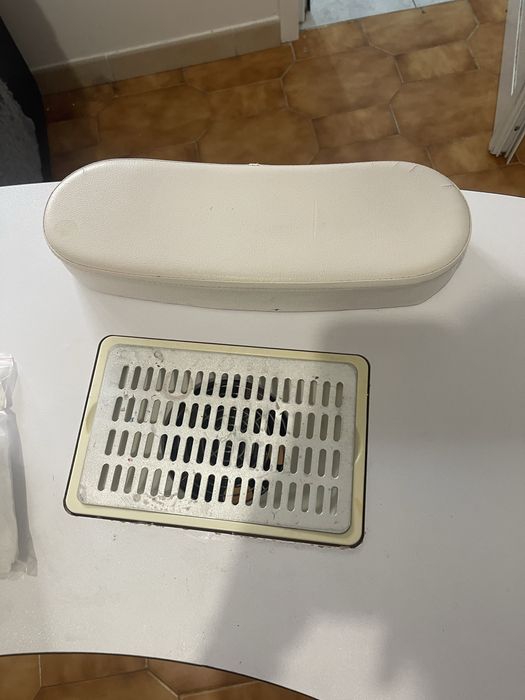 Mesa de manicure com aspirador