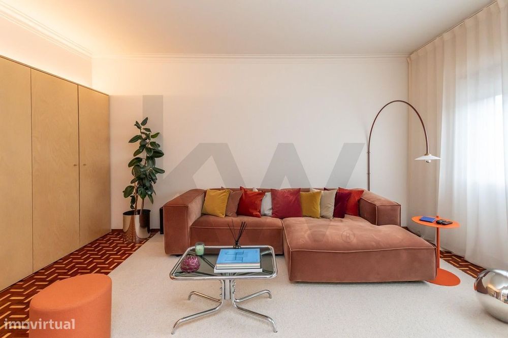 Entrecampos | T2-T3 c/ varanda, arrecadação e renovado por Atelier de